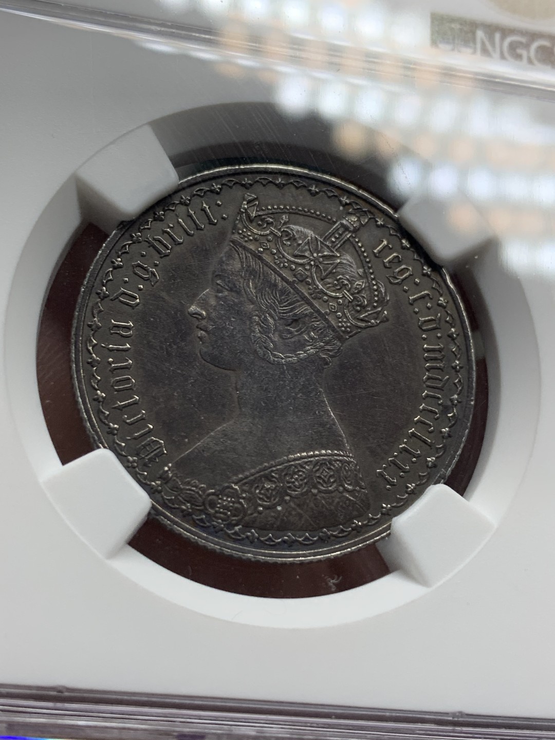《竞宝斋》第100场-纪念拍卖 (全场包邮)中拍得限量纪念章 NGC AU评级 英国 1880年 维多利亚女王 哥特福林 银币 欧洲拍回的裸币 双面深黑包浆 没分太正常了