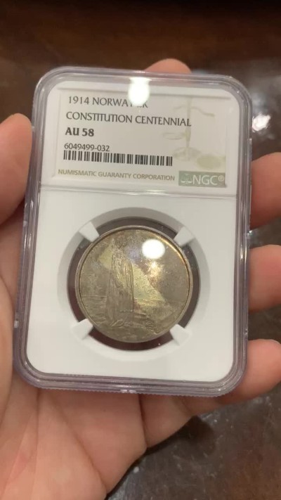 《竞宝斋》第100场-纪念拍卖 (全场包邮)中拍得限量纪念章 NGC AU58 挪威 1914年 宪法百年 2克朗银币 超炫五彩 人像端立 背面细节拉满 北欧品种都不品便宜