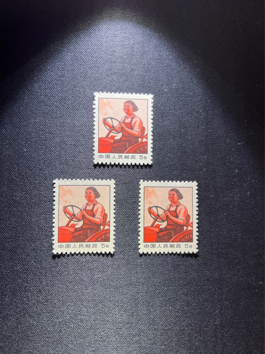 洪涛臻品 精选邮票限时拍卖第五十二期 普无号  5分拖拉机，3枚一组，版撕嘎嘎绝，文革期间发行的唯一一套普票，非常有特点，集邮册中不可缺少的一组，文革票人气足，潜力大，目前处于价值洼地，版撕全品可直接评级，版撕小票价格便宜，多多益善，注意捡漏