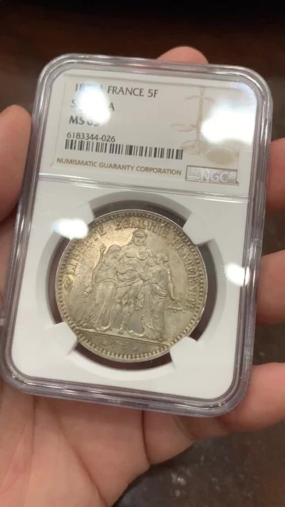 《竞宝斋》第100场-纪念拍卖 (全场包邮)中拍得限量纪念章 NGC MS63 法国 1875年 小A版  大力神5法郎银币 细节好 带转光  数量不及1873的十分之一