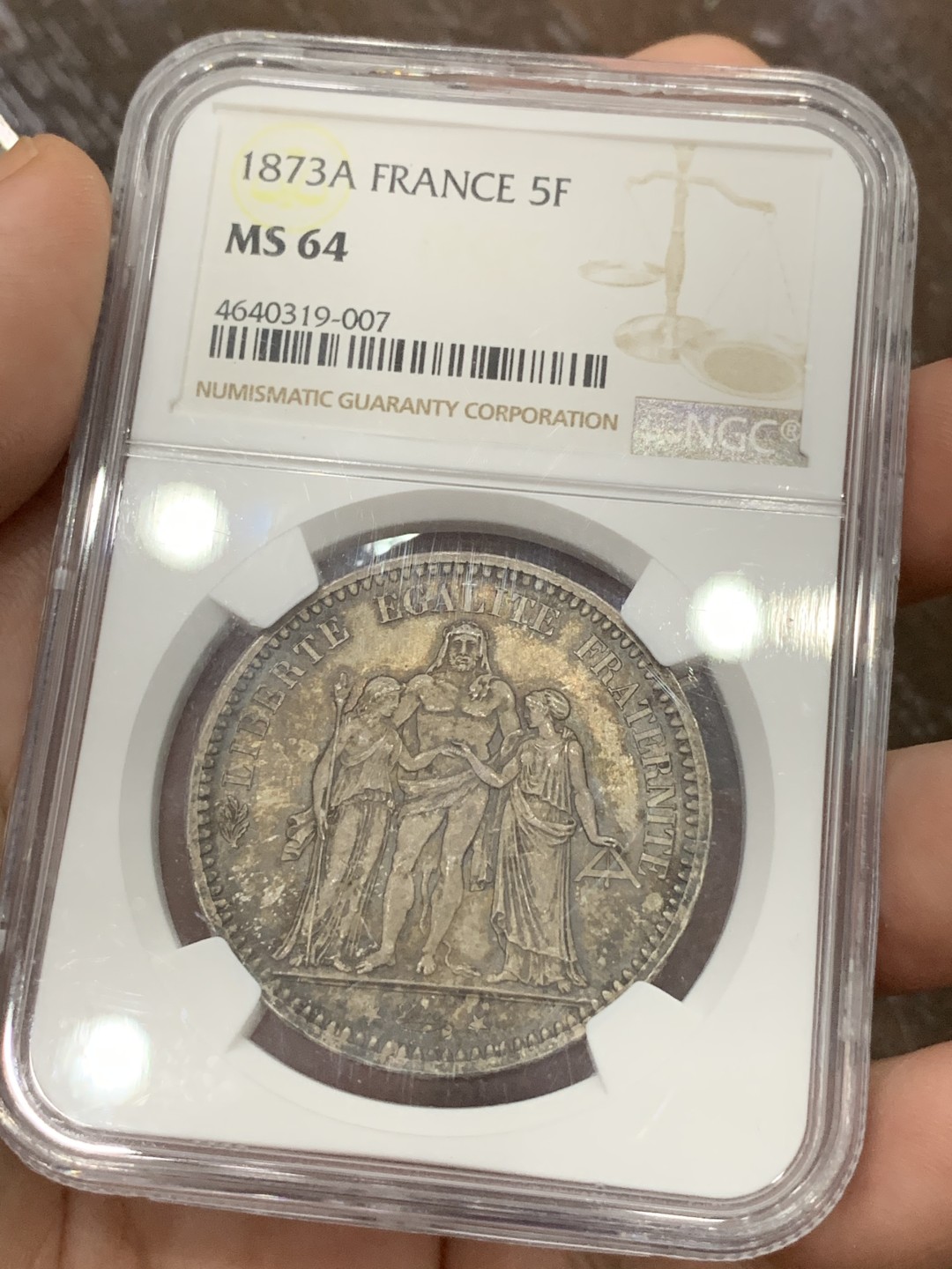 《竞宝斋》第100场-纪念拍卖 (全场包邮)中拍得限量纪念章 NGC MS64 法国 1873A 大力神 5法郎银币 正面深五彩 背面金绿色包浆 有卷首币的韵味 非常漂亮