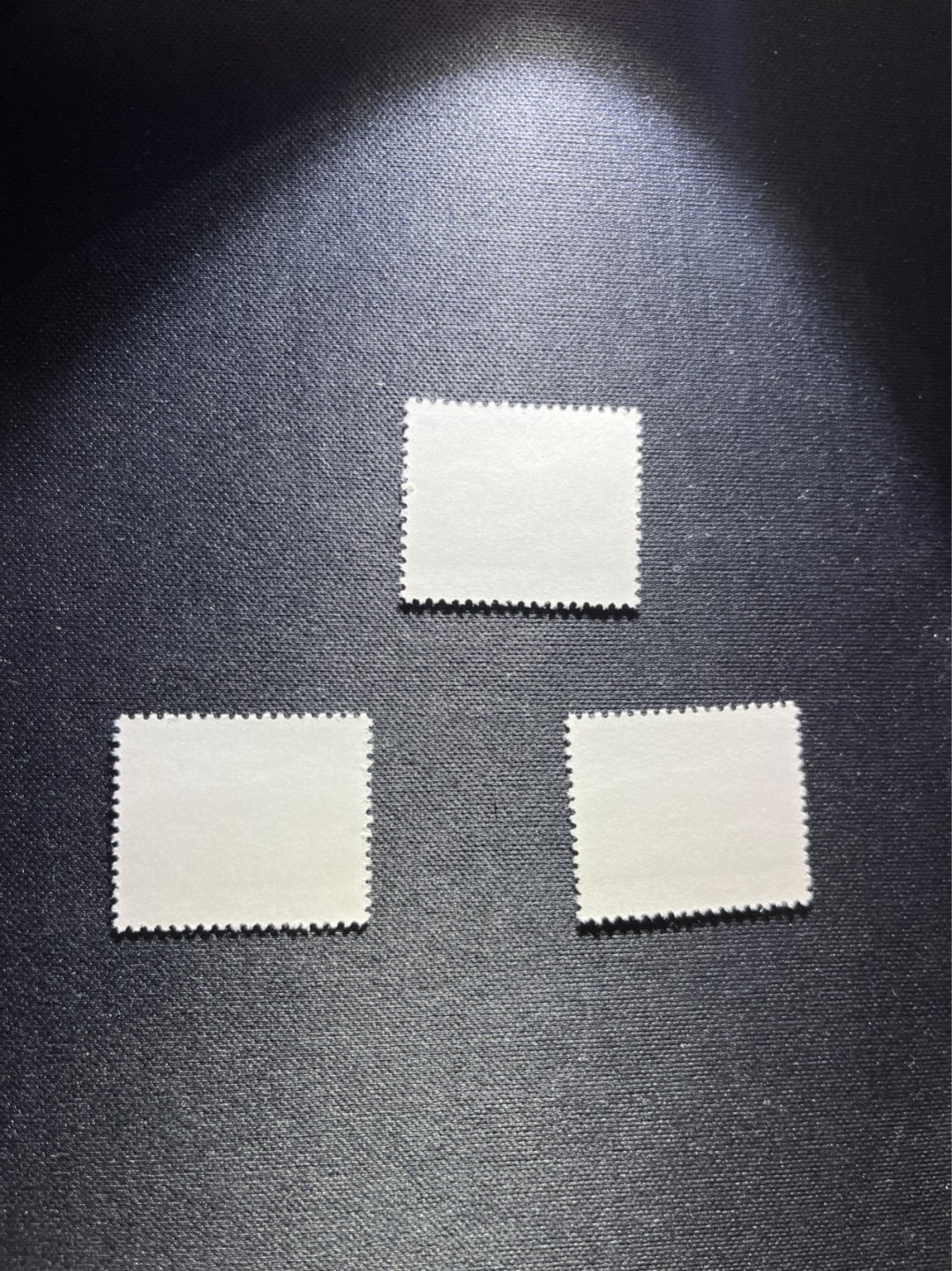 洪涛臻品 精选邮票限时拍卖第四十四期 普无号  8分宝塔山3枚一组，版撕全品，文革唯一一套普票，有较高的收藏价值，可单枚玩，可成套玩。可评级