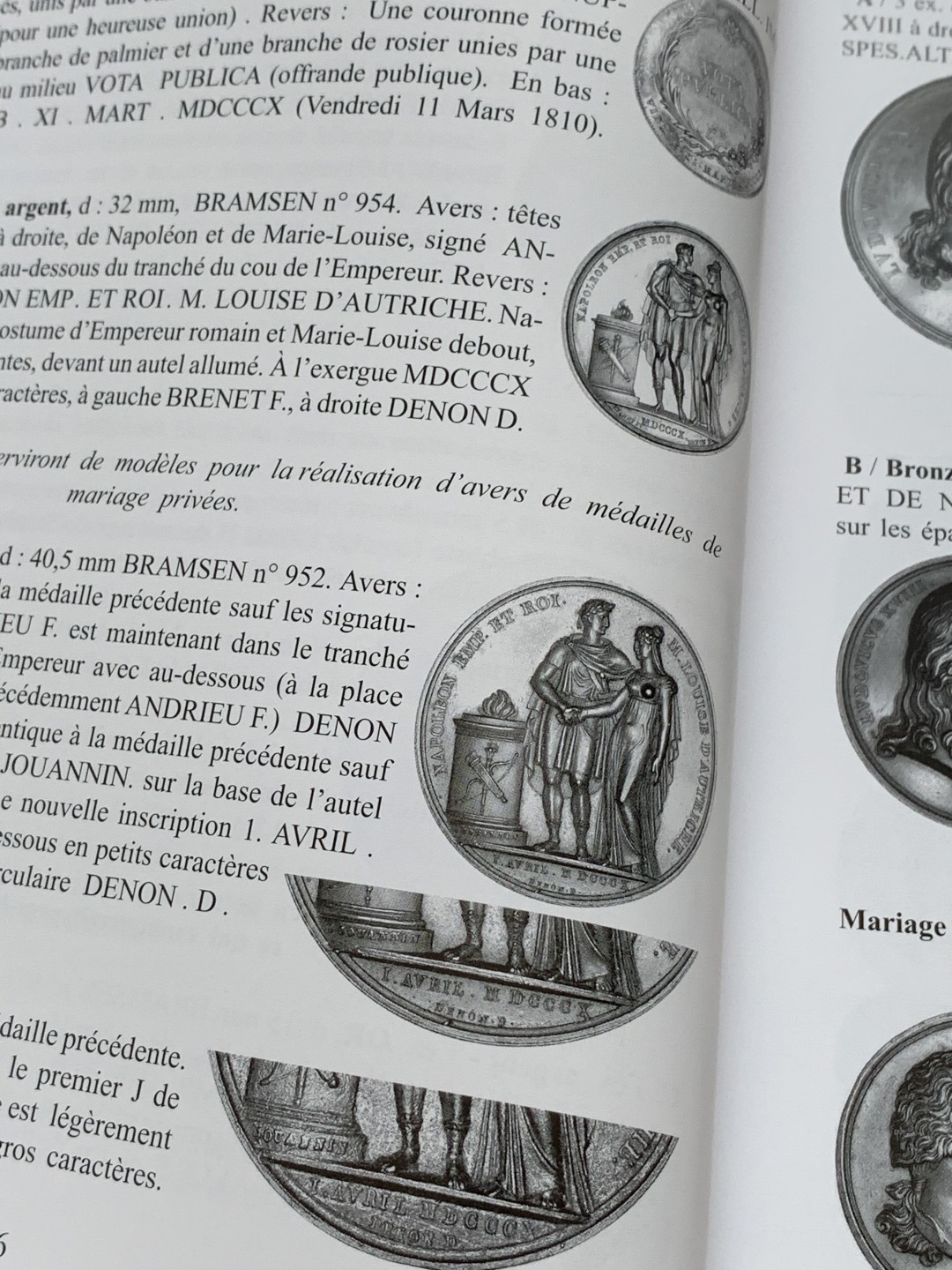 《竞宝斋》第100场-纪念拍卖 (全场包邮)中拍得限量纪念章 法国 婚章 目录 厚达 320页 重达1.6公斤 A4纸大小 亏运费的品种 不过介绍的非常详细 版本众多