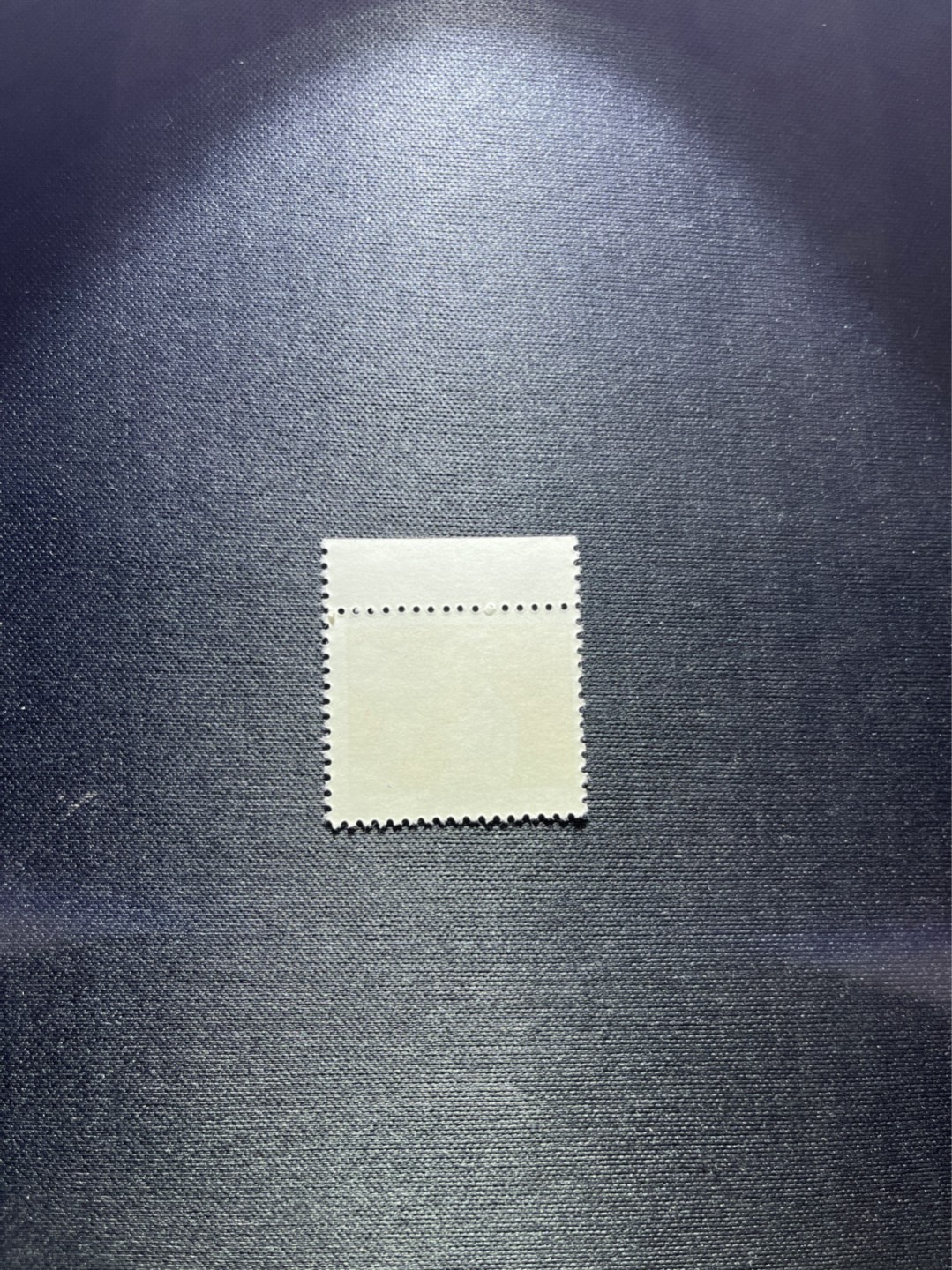 洪涛臻品 精选邮票限时拍卖第四十四期 普无号  1元炼钢工人一枚，次筋票，版撕全品嘎嘎绝，可直接评级。非常受欢迎的一枚文革普票，红色票面非常漂亮，文革期间发行的唯一一套普票，非常有特点，集邮册中不可缺少的一组，文革票人气足，潜力大，目前处于价值洼地，版撕全品可直接评级，注意捡漏