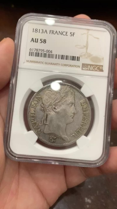 《竞宝斋》第100场-纪念拍卖 (全场包邮)中拍得限量纪念章 NGC AU58 法国 1813A 拿破仑一世  5法郎 大银币 双面的五彩包浆 细节非常好 底板全深打的不错 收藏多年