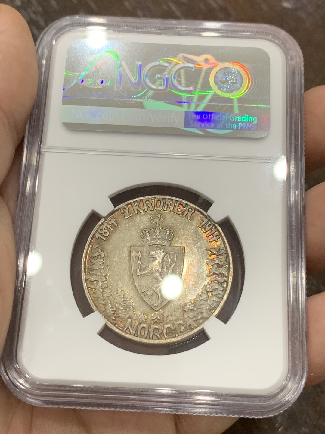 《竞宝斋》第100场-纪念拍卖 (全场包邮)中拍得限量纪念章 NGC AU58 挪威 1914年 宪法百年 2克朗银币 超炫五彩 人像端立 背面细节拉满 北欧品种都不品便宜