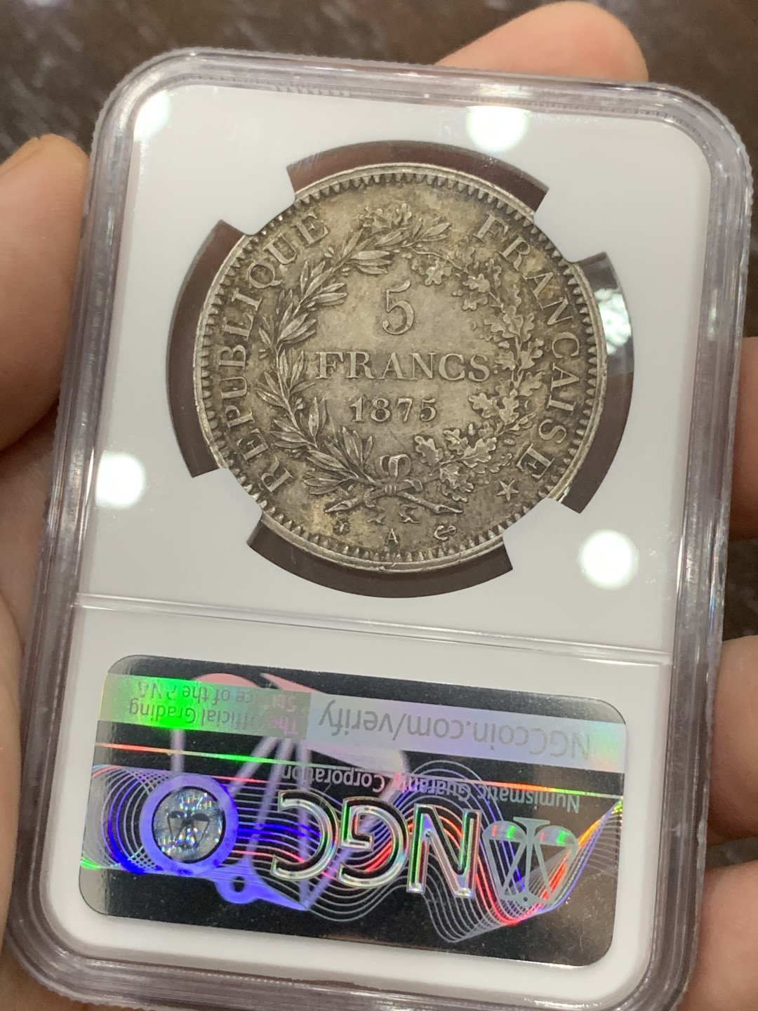 《竞宝斋》第100场-纪念拍卖 (全场包邮)中拍得限量纪念章 NGC MS63 法国 1875年 小A版  大力神5法郎银币 细节好 带转光  数量不及1873的十分之一