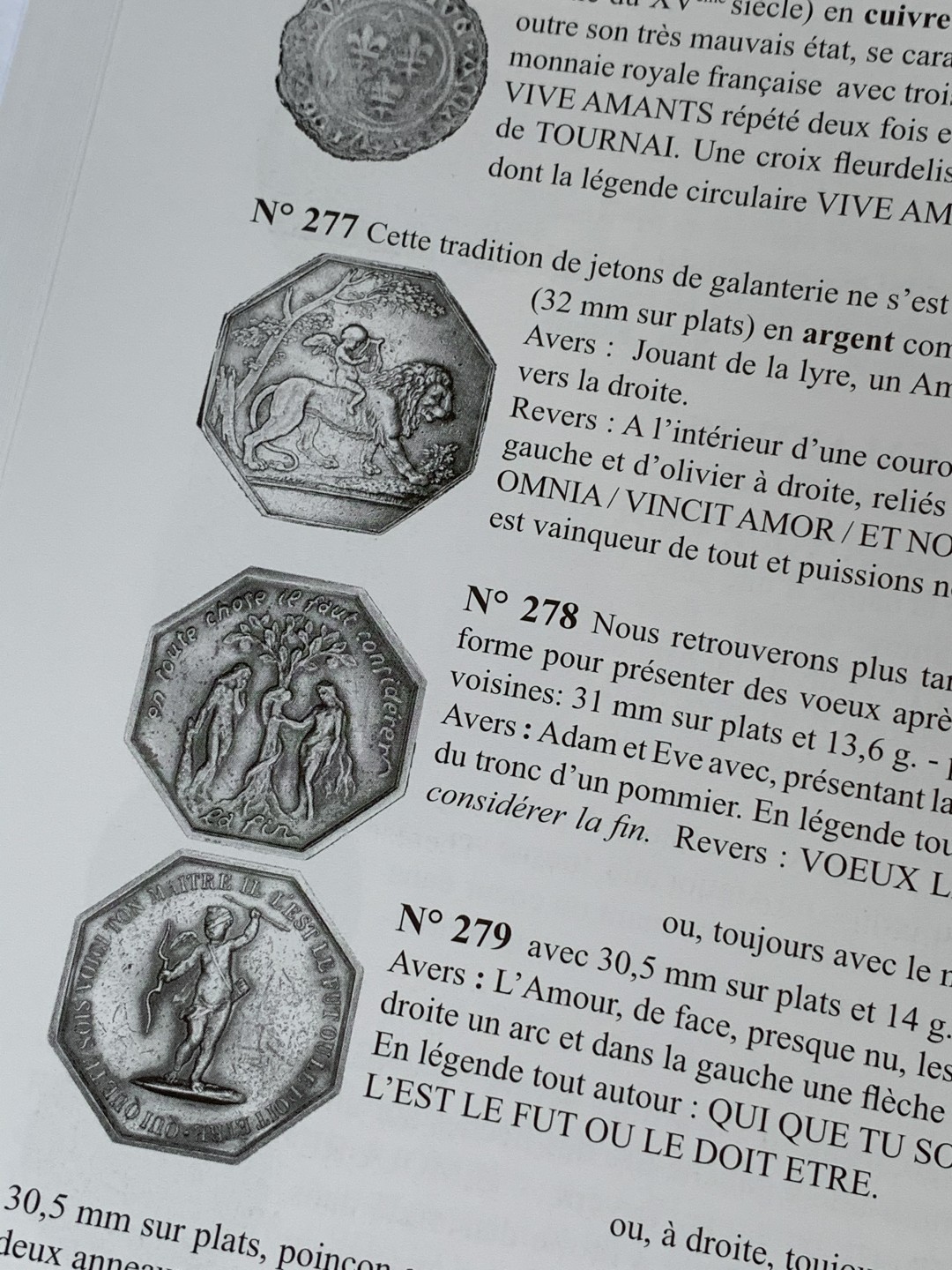 《竞宝斋》第100场-纪念拍卖 (全场包邮)中拍得限量纪念章 法国 婚章 目录 厚达 320页 重达1.6公斤 A4纸大小 亏运费的品种 不过介绍的非常详细 版本众多