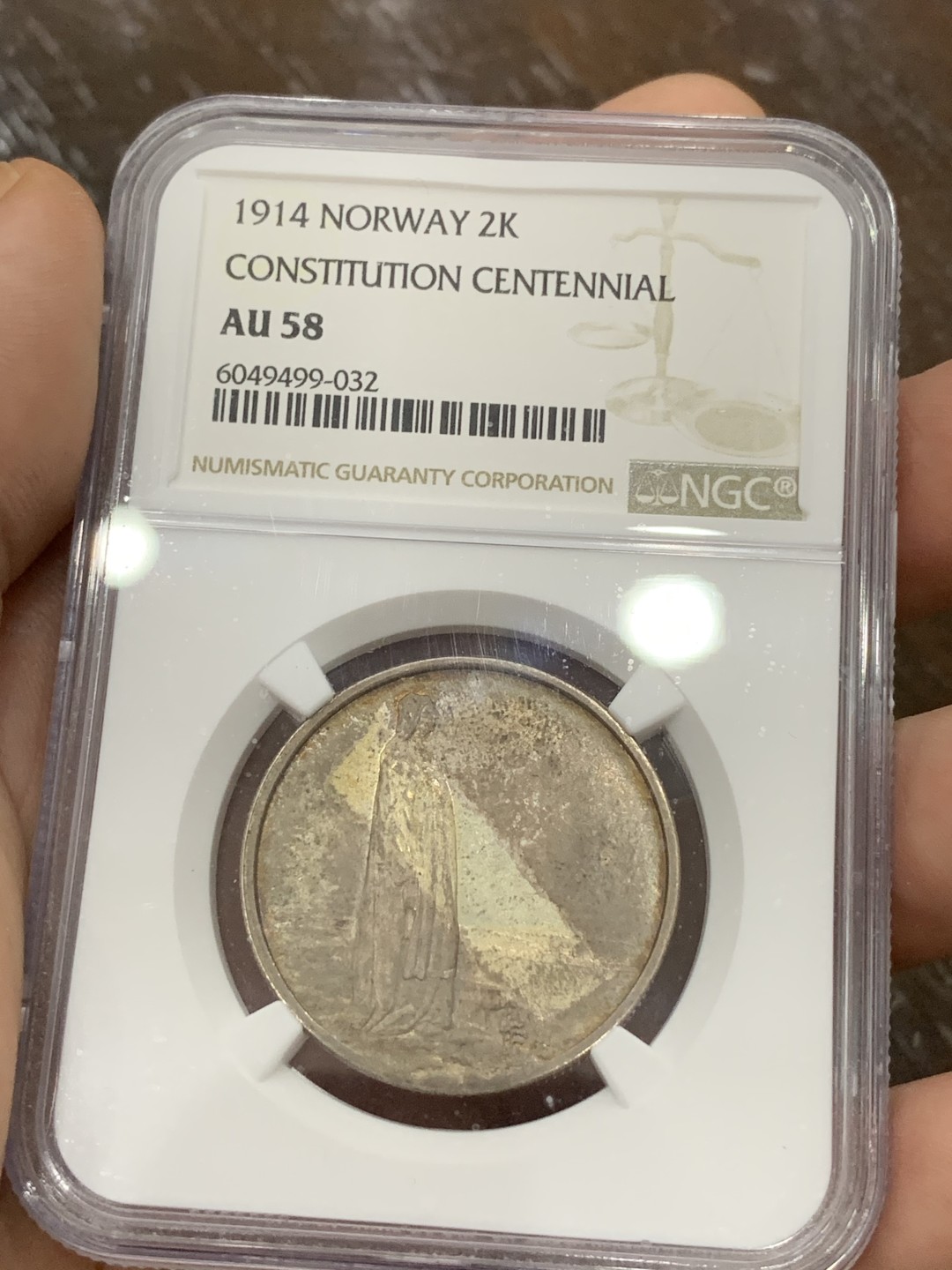 《竞宝斋》第100场-纪念拍卖 (全场包邮)中拍得限量纪念章 NGC AU58 挪威 1914年 宪法百年 2克朗银币 超炫五彩 人像端立 背面细节拉满 北欧品种都不品便宜