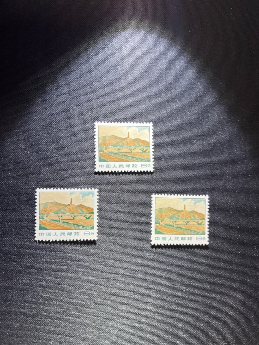 洪涛臻品 精选邮票限时拍卖第四十四期 普无号  8分宝塔山3枚一组，版撕全品，文革唯一一套普票，有较高的收藏价值，可单枚玩，可成套玩。可评级