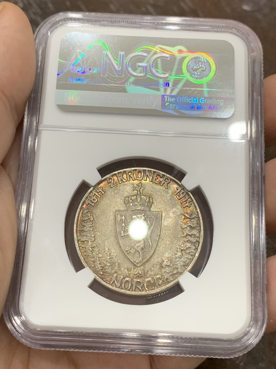 《竞宝斋》第100场-纪念拍卖 (全场包邮)中拍得限量纪念章 NGC AU58 挪威 1914年 宪法百年 2克朗银币 超炫五彩 人像端立 背面细节拉满 北欧品种都不品便宜