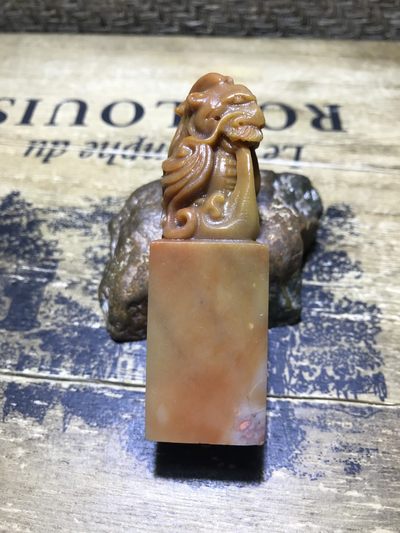 老挝朱砂结晶冻雕刻瑞兽呈祥章料一方， - 老挝朱砂结晶冻雕刻瑞兽呈祥章料一方，