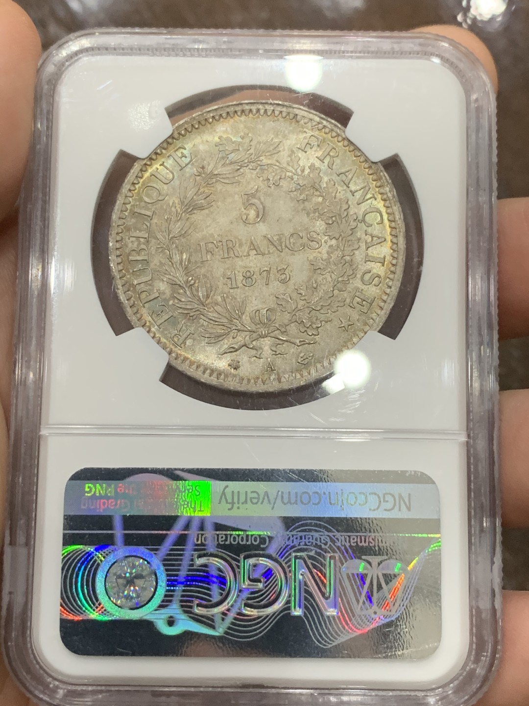 《竞宝斋》第100场-纪念拍卖 (全场包邮)中拍得限量纪念章 NGC MS64 法国 1873A 大力神 5法郎银币 正面深五彩 背面金绿色包浆 有卷首币的韵味 非常漂亮