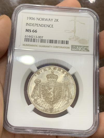 《竞宝斋》第100场-纪念拍卖 (全场包邮)中拍得限量纪念章 - NGC MS-66 挪威 1906年 独立日 2克朗，挪威系列的必藏品，维京战斧、大窗帘的经典设计，顶级分数 很难再遇上