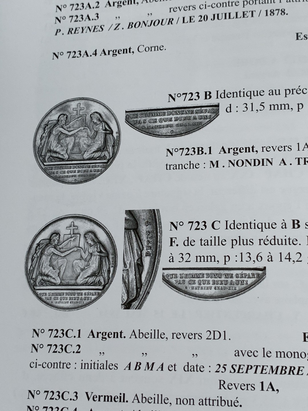 《竞宝斋》第100场-纪念拍卖 (全场包邮)中拍得限量纪念章 法国 婚章 目录 厚达 320页 重达1.6公斤 A4纸大小 亏运费的品种 不过介绍的非常详细 版本众多