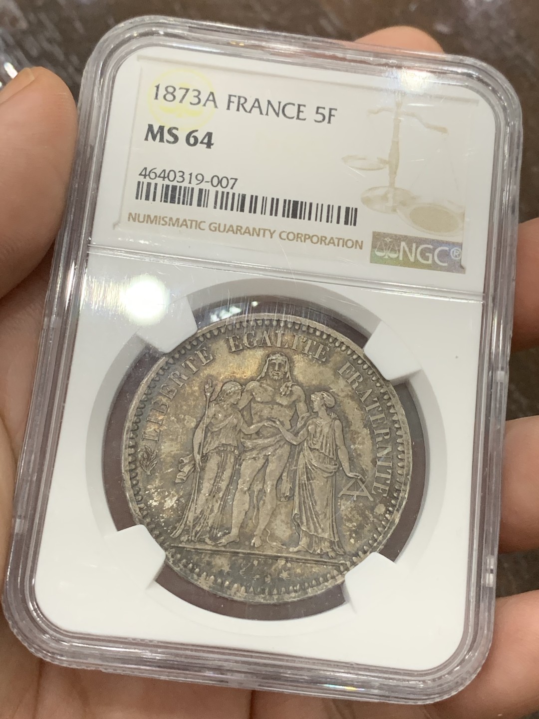 《竞宝斋》第100场-纪念拍卖 (全场包邮)中拍得限量纪念章 NGC MS64 法国 1873A 大力神 5法郎银币 正面深五彩 背面金绿色包浆 有卷首币的韵味 非常漂亮