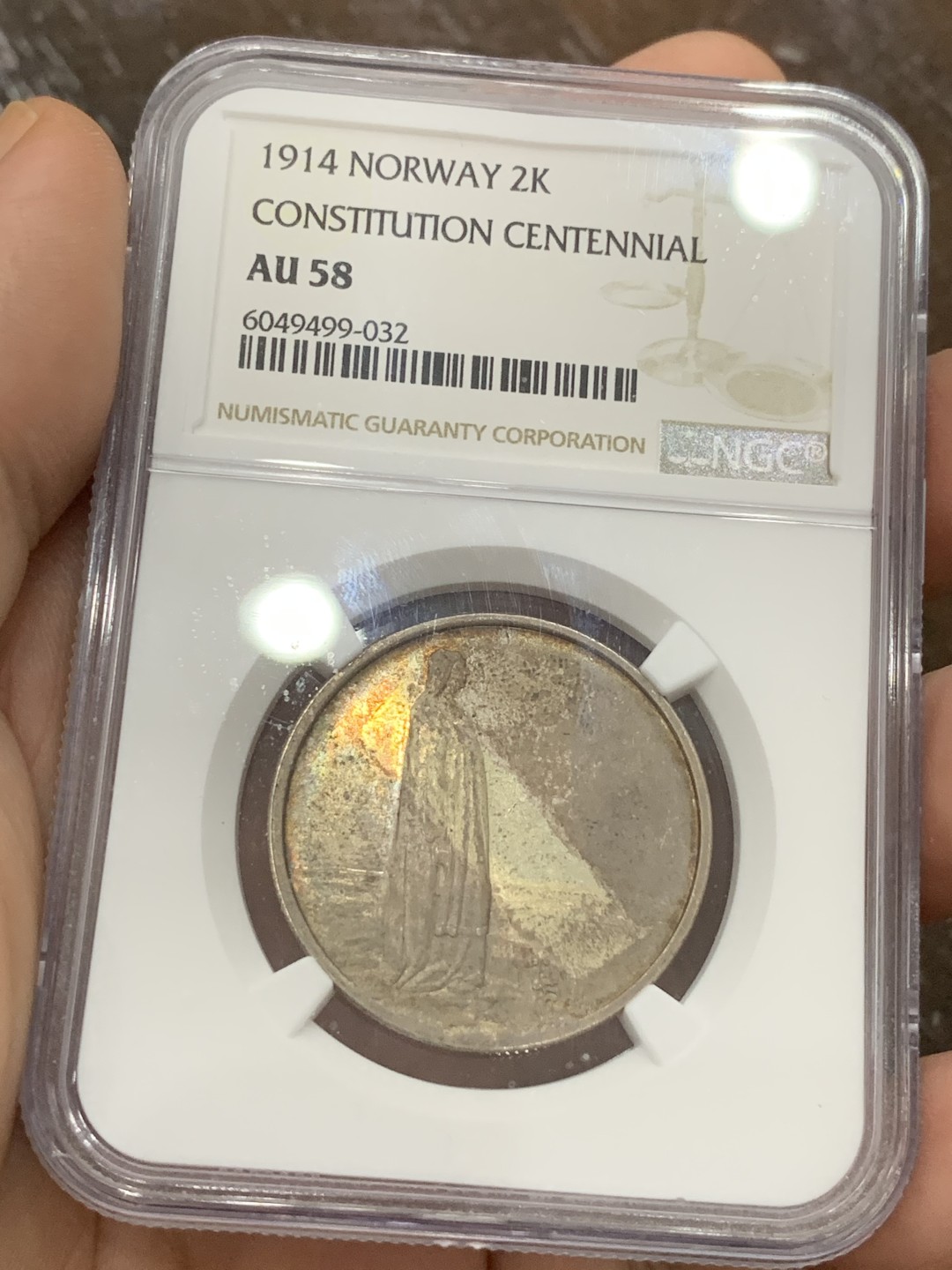 《竞宝斋》第100场-纪念拍卖 (全场包邮)中拍得限量纪念章 NGC AU58 挪威 1914年 宪法百年 2克朗银币 超炫五彩 人像端立 背面细节拉满 北欧品种都不品便宜