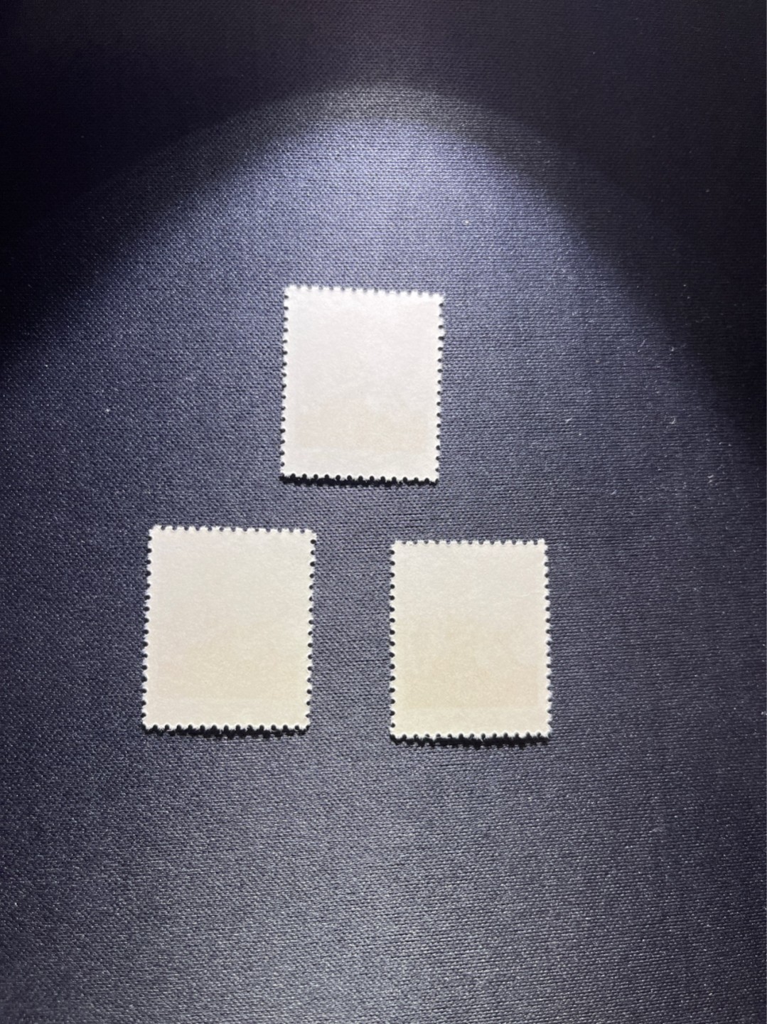 洪涛臻品 精选邮票限时拍卖第五十二期 普无号  5分拖拉机，3枚一组，版撕嘎嘎绝，文革期间发行的唯一一套普票，非常有特点，集邮册中不可缺少的一组，文革票人气足，潜力大，目前处于价值洼地，版撕全品可直接评级，版撕小票价格便宜，多多益善，注意捡漏