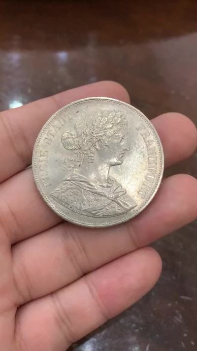 《竞宝斋》第100场-纪念拍卖 (全场包邮)中拍得限量纪念章 德国 1861年 法兰克福 少女 2泰勒 银币 37克大规格 状态好 带光 见视频