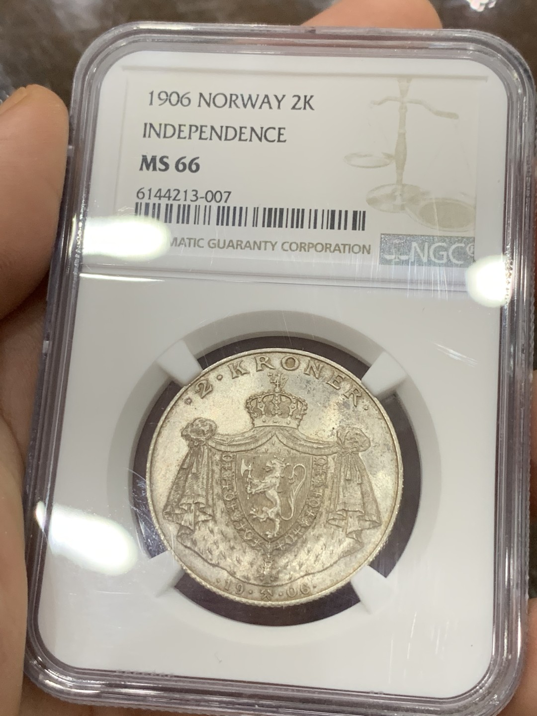 《竞宝斋》第100场-纪念拍卖 (全场包邮)中拍得限量纪念章 NGC MS-66 挪威 1906年 独立日 2克朗，挪威系列的必藏品，维京战斧、大窗帘的经典设计，顶级分数 很难再遇上