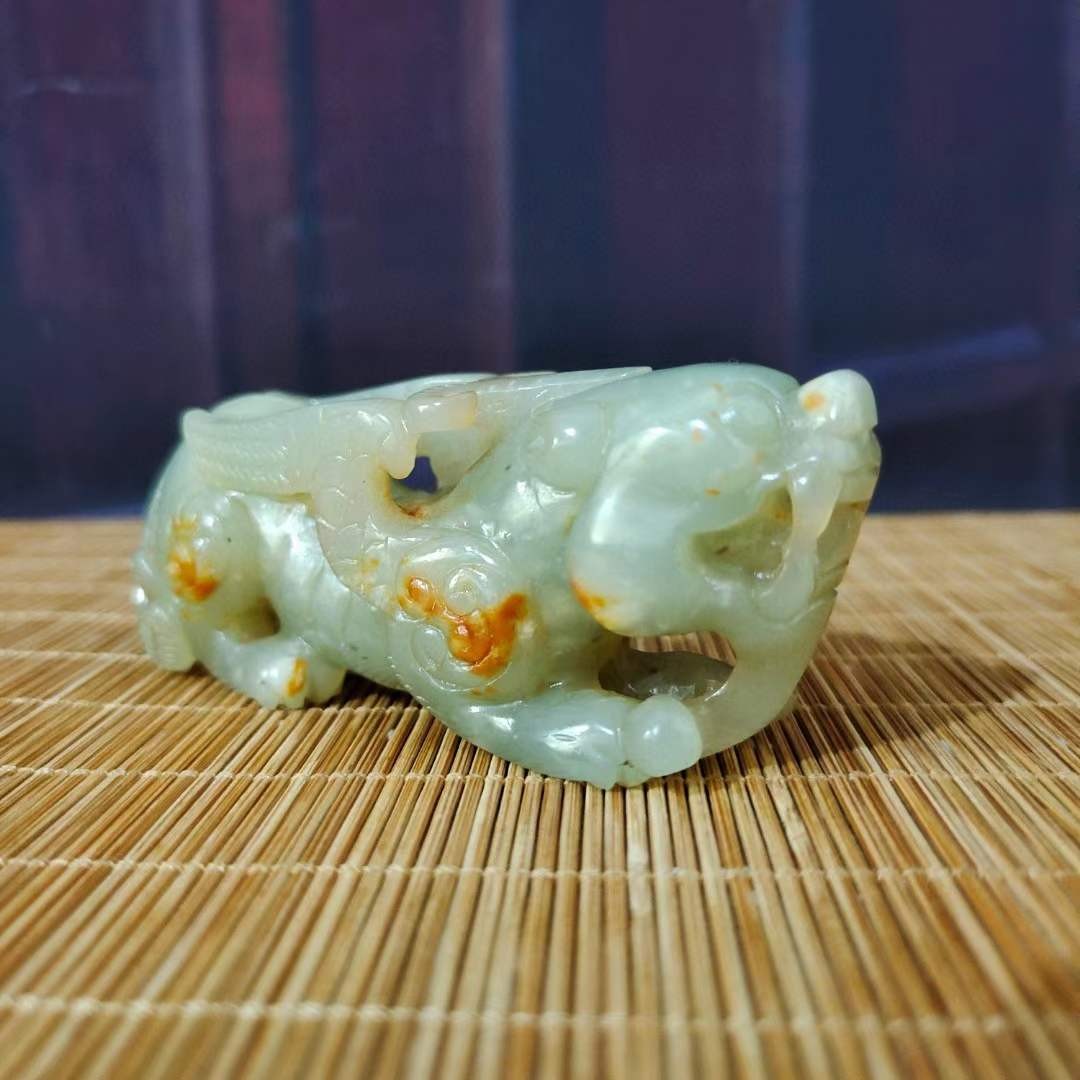 和田玉瑞兽摆件，选料上乘，造型独特，沁色完美，玉质温润细腻，收藏佳品