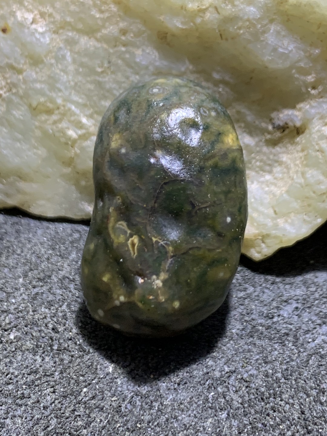 精美戈壁高玉化绿草花筋脉石原石一颗，