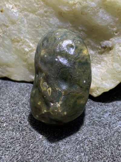 精美戈壁高玉化绿草花筋脉石原石一颗， - 精美戈壁高玉化绿草花筋脉石原石一颗，
