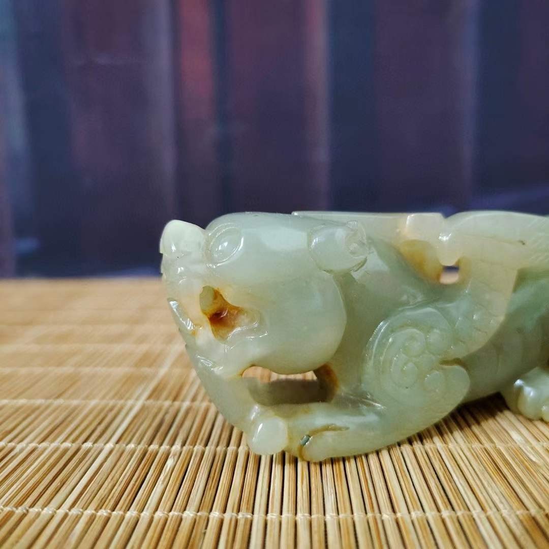 和田玉瑞兽摆件，选料上乘，造型独特，沁色完美，玉质温润细腻，收藏佳品
