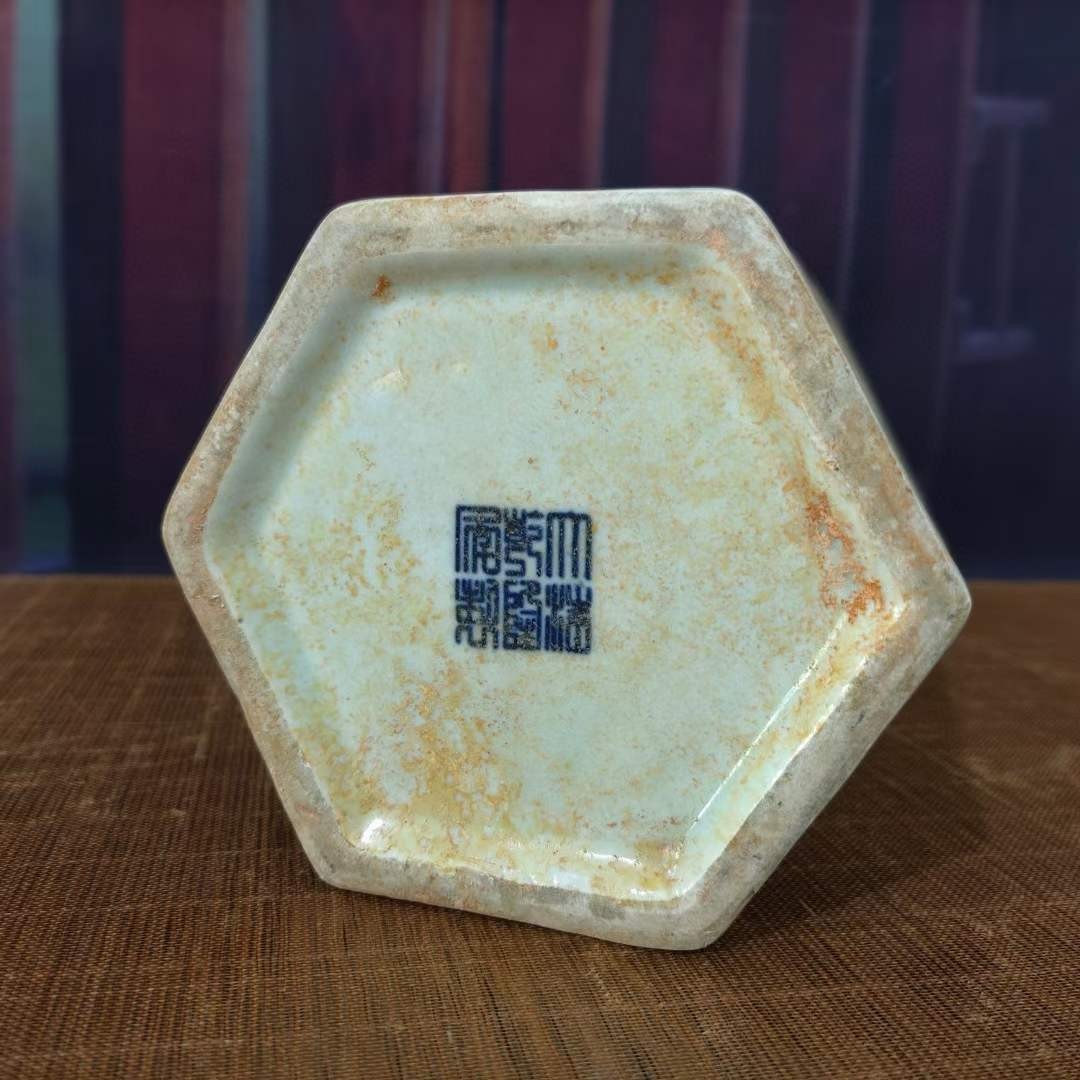 大清乾隆年制，青花镂空帽筒一对 大清乾隆年制，青花镂空帽筒一对