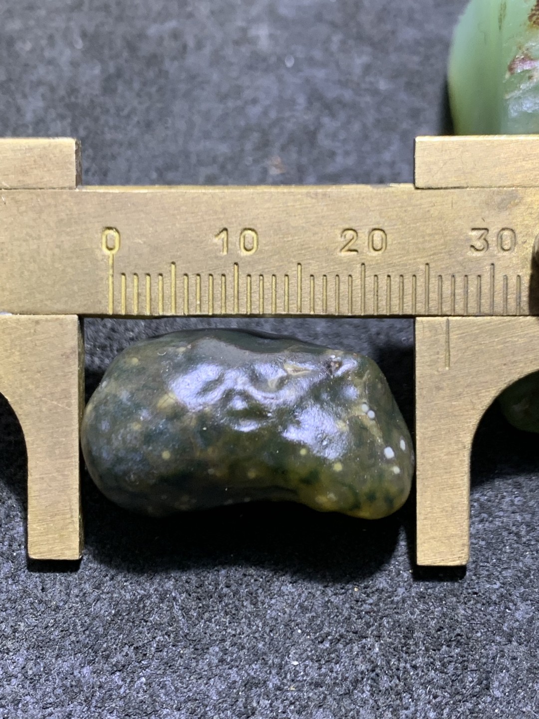 精美戈壁高玉化绿草花筋脉石原石一颗，