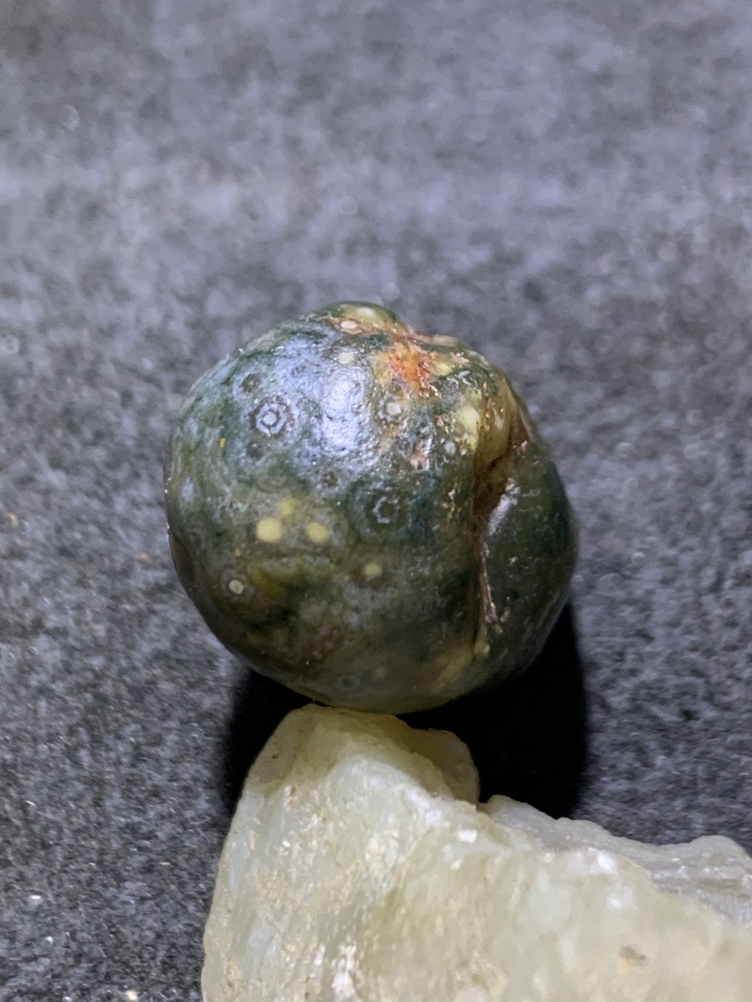 精美戈壁高玉化绿草花筋脉石原石一颗，