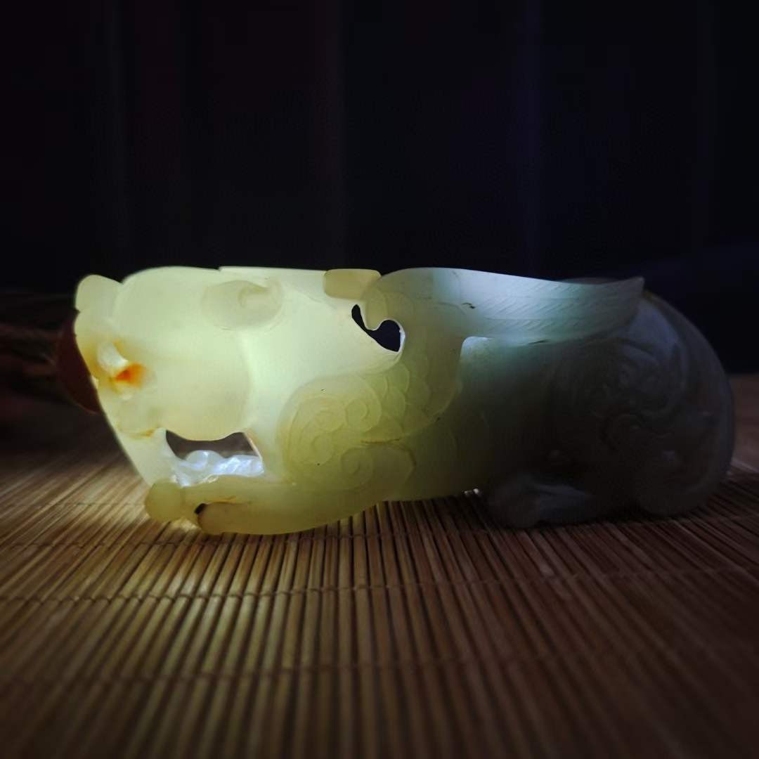 和田玉瑞兽摆件，选料上乘，造型独特，沁色完美，玉质温润细腻，收藏佳品