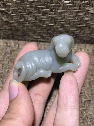 精美高油润和田玉青白籽料雕刻忠犬把件(吊坠)一个！ - 精美高油润和田玉青白籽料雕刻忠犬把件(吊坠)一个！