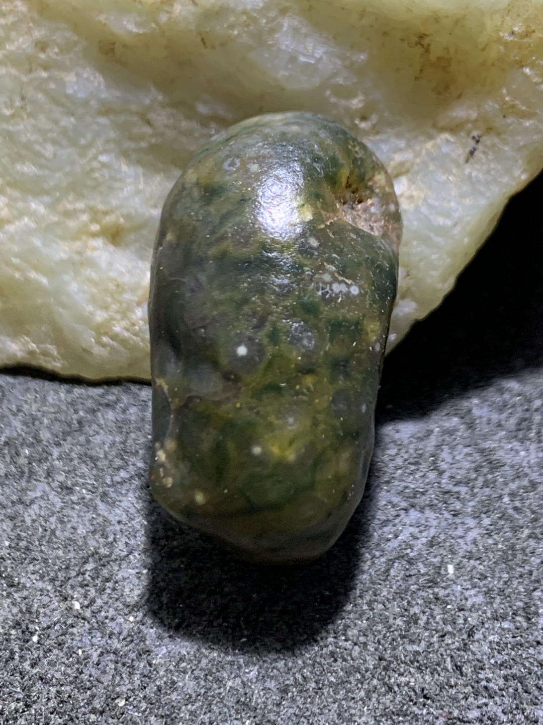 精美戈壁高玉化绿草花筋脉石原石一颗，