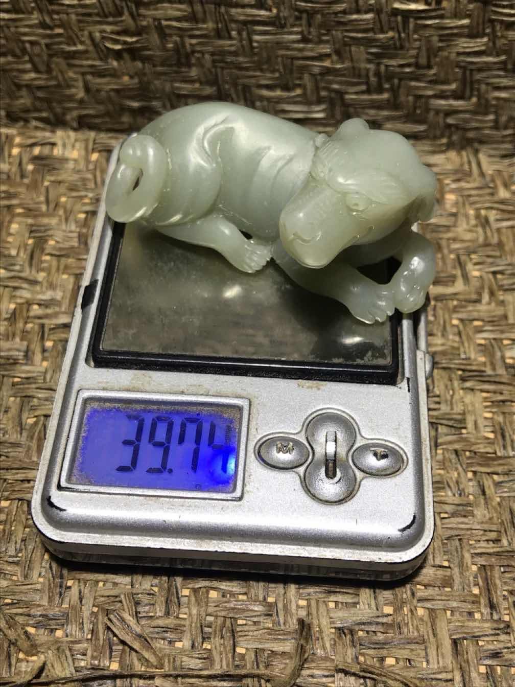 精美高油润和田玉青白籽料雕刻忠犬把件(吊坠)一个！