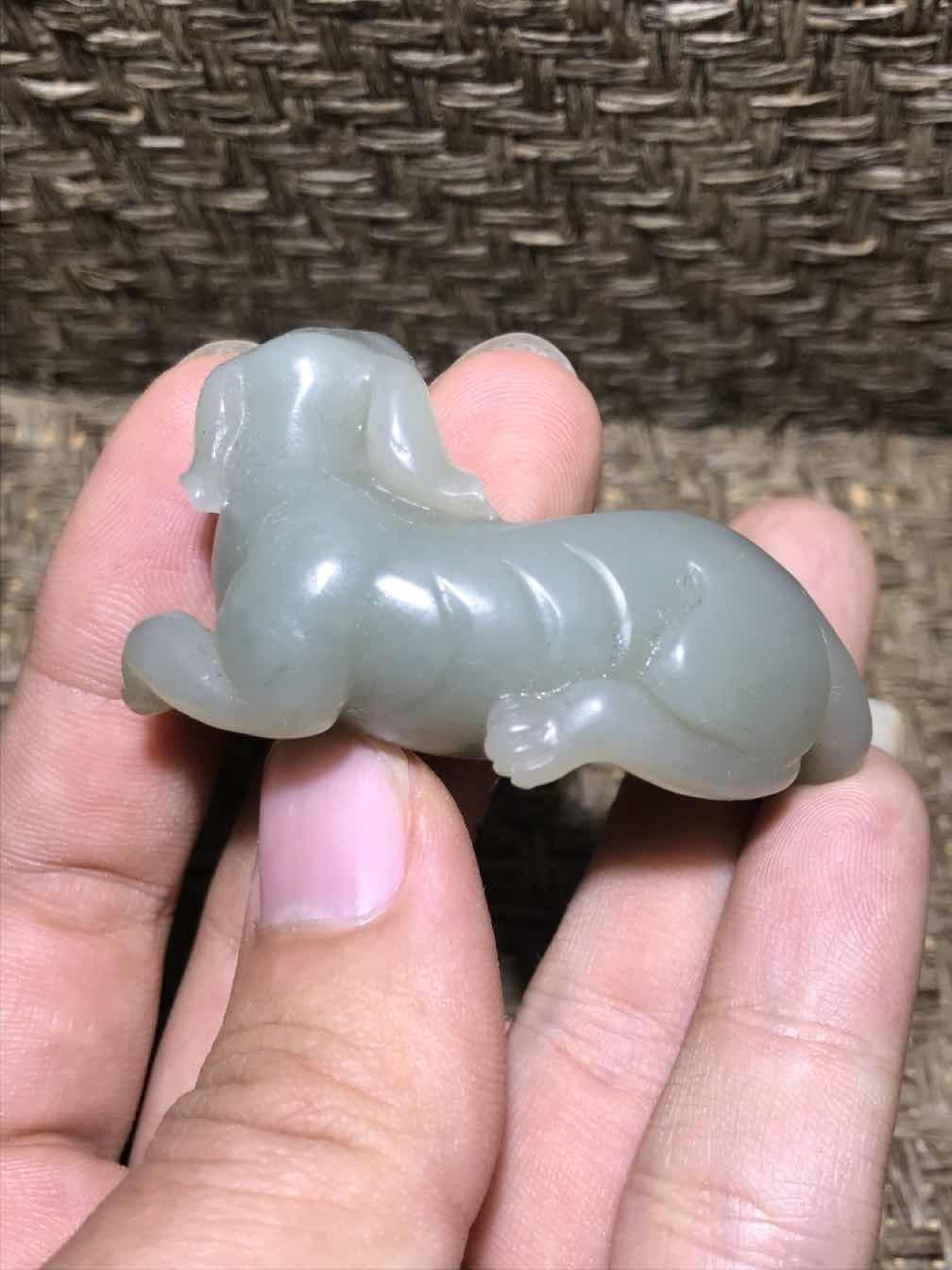 精美高油润和田玉青白籽料雕刻忠犬把件(吊坠)一个！