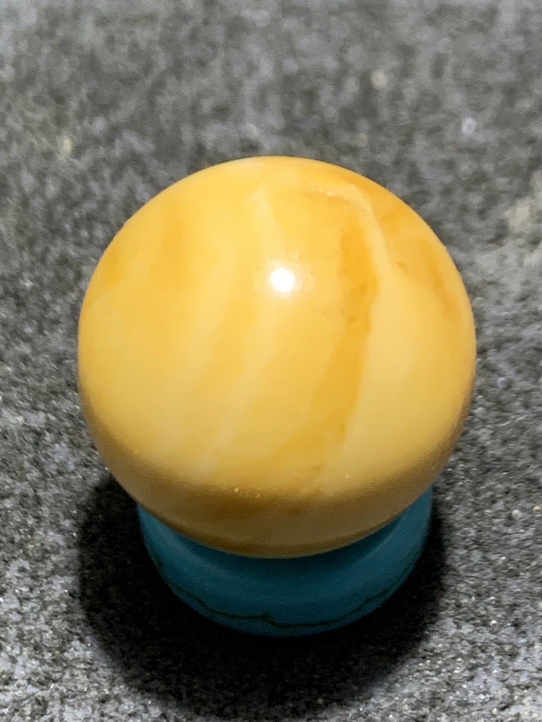 精美高玉化缅甸黄玉圆珠一颗！