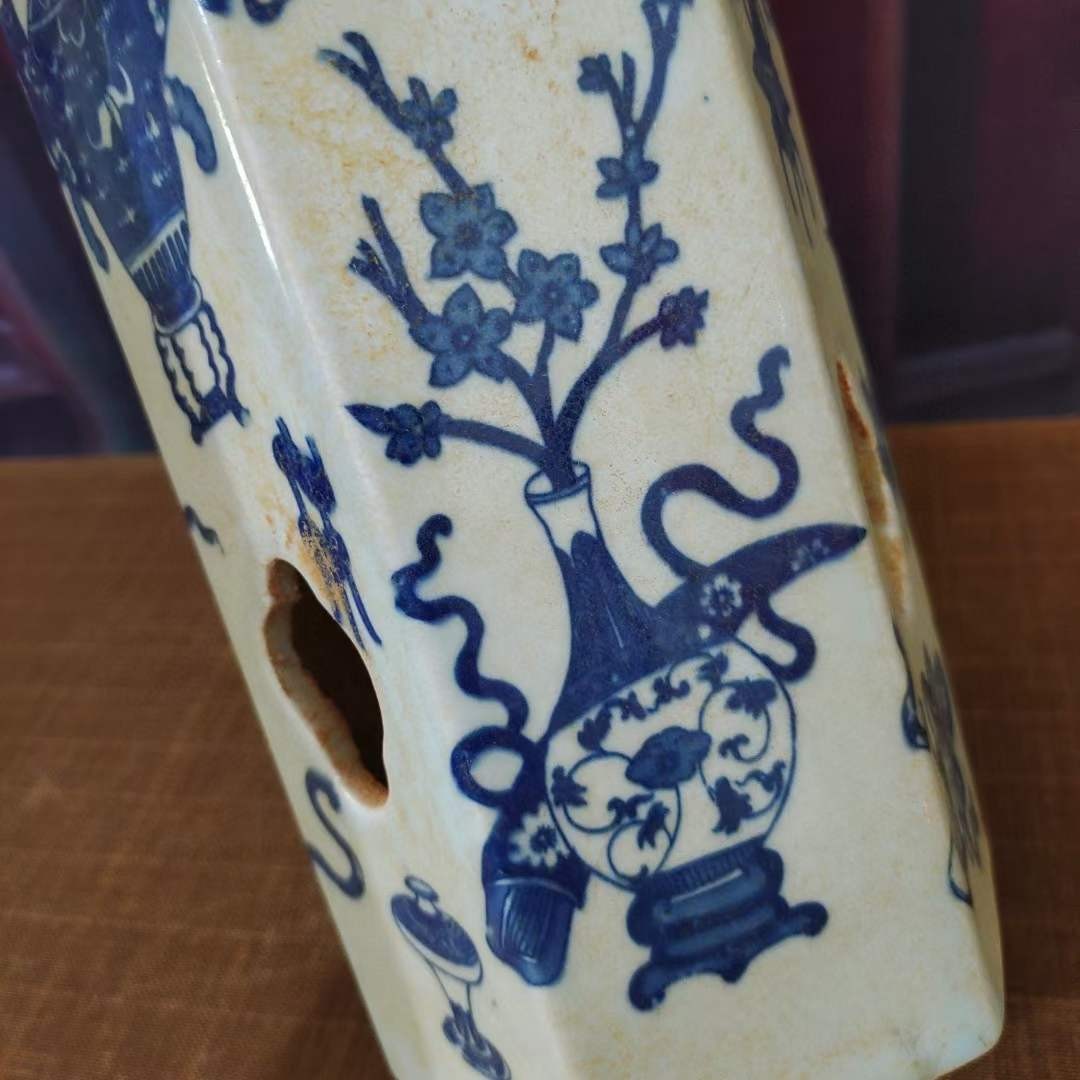 大清乾隆年制，青花镂空帽筒一对 大清乾隆年制，青花镂空帽筒一对