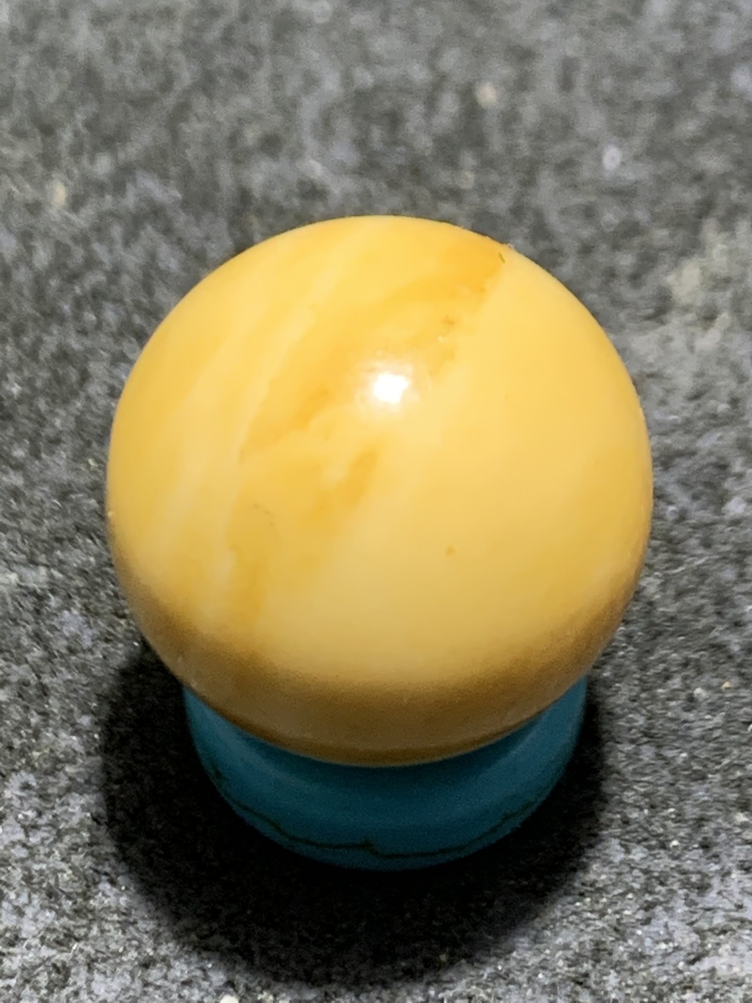 精美高玉化缅甸黄玉圆珠一颗！