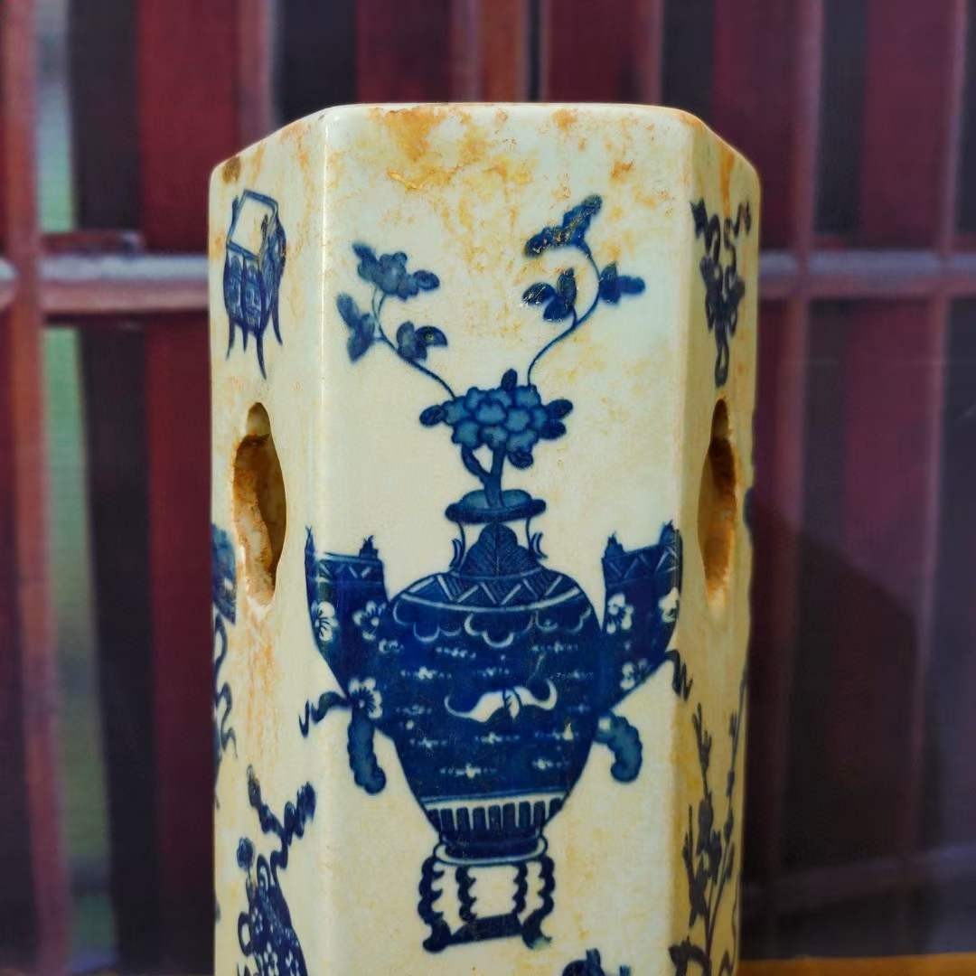 大清乾隆年制，青花镂空帽筒一对 大清乾隆年制，青花镂空帽筒一对