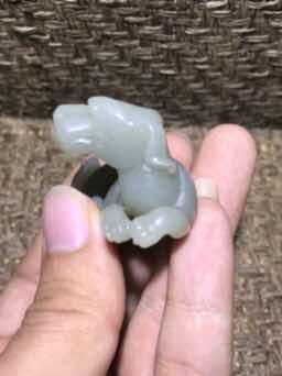 精美高油润和田玉青白籽料雕刻忠犬把件(吊坠)一个！
