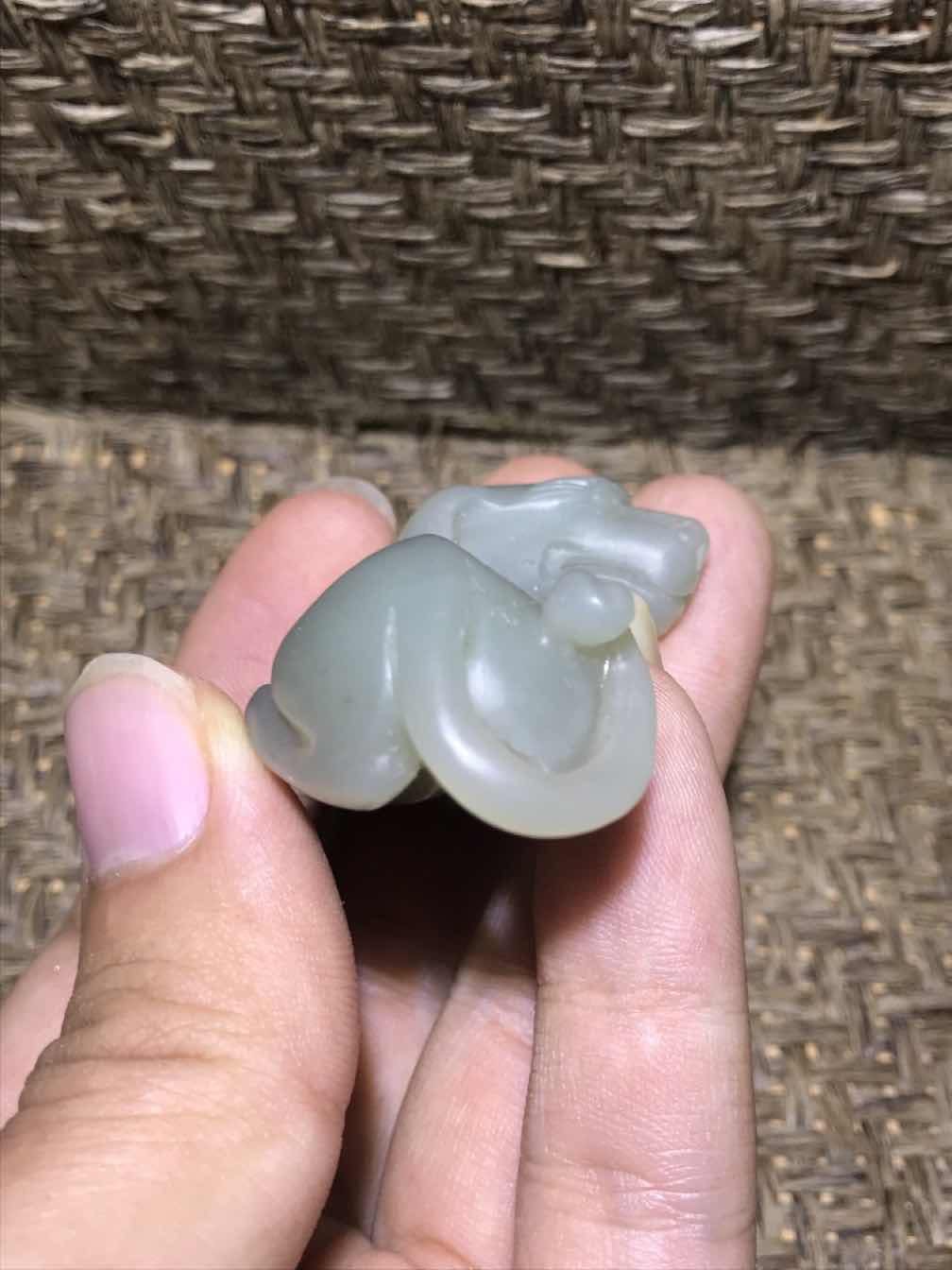 精美高油润和田玉青白籽料雕刻忠犬把件(吊坠)一个！