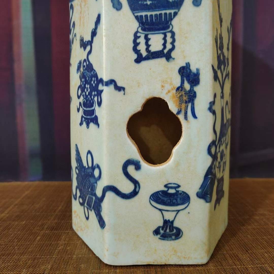 大清乾隆年制，青花镂空帽筒一对 大清乾隆年制，青花镂空帽筒一对