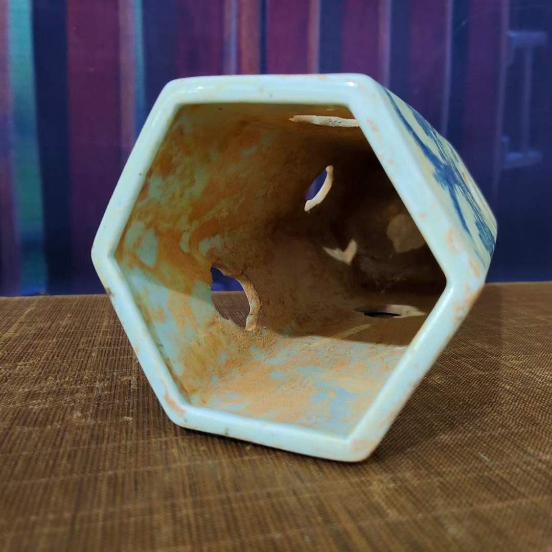 大清乾隆年制，青花镂空帽筒一对 大清乾隆年制，青花镂空帽筒一对