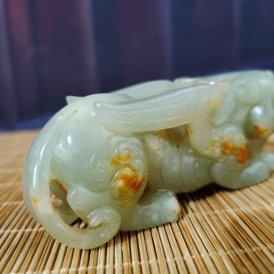 和田玉瑞兽摆件，选料上乘，造型独特，沁色完美，玉质温润细腻，收藏佳品