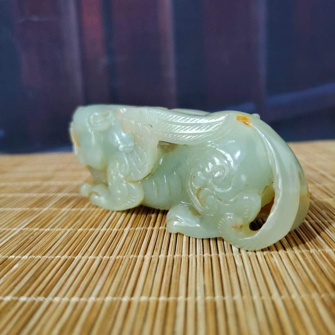 和田玉瑞兽摆件，选料上乘，造型独特，沁色完美，玉质温润细腻，收藏佳品