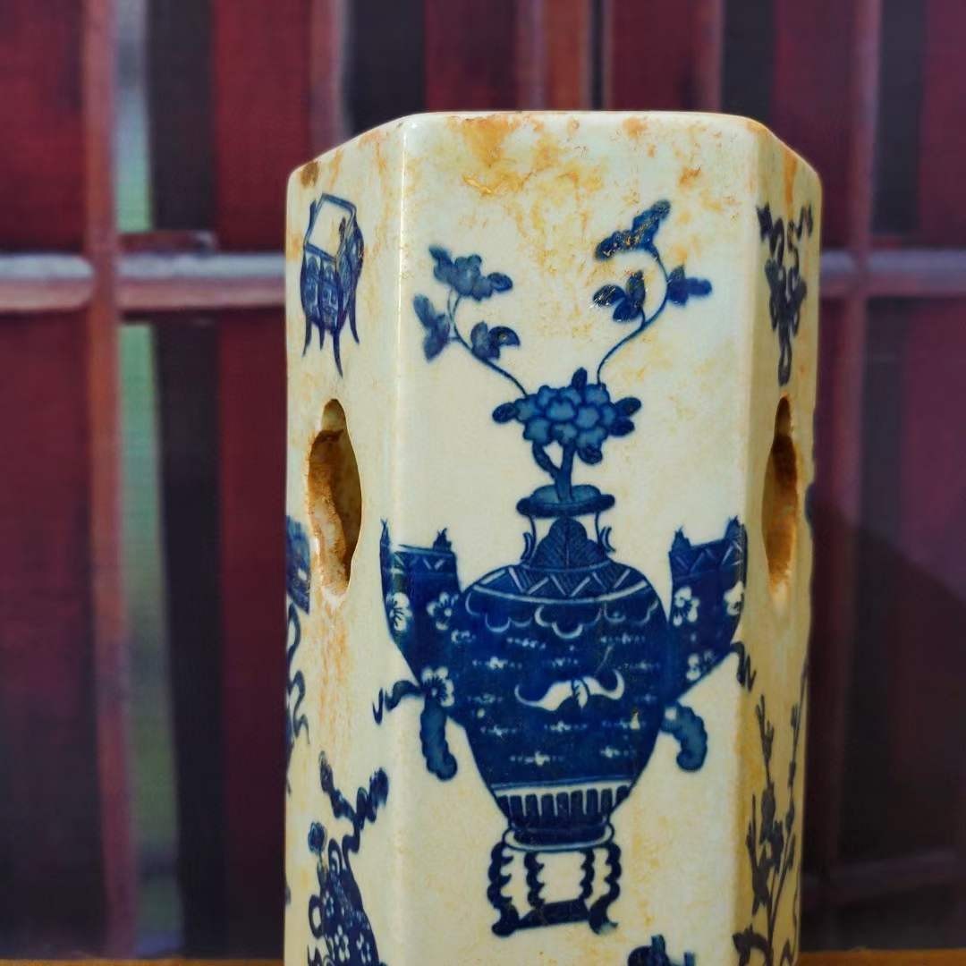 大清乾隆年制，青花镂空帽筒一对 大清乾隆年制，青花镂空帽筒一对