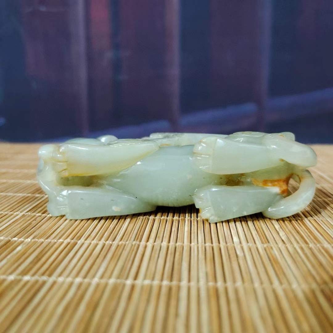 和田玉瑞兽摆件，选料上乘，造型独特，沁色完美，玉质温润细腻，收藏佳品