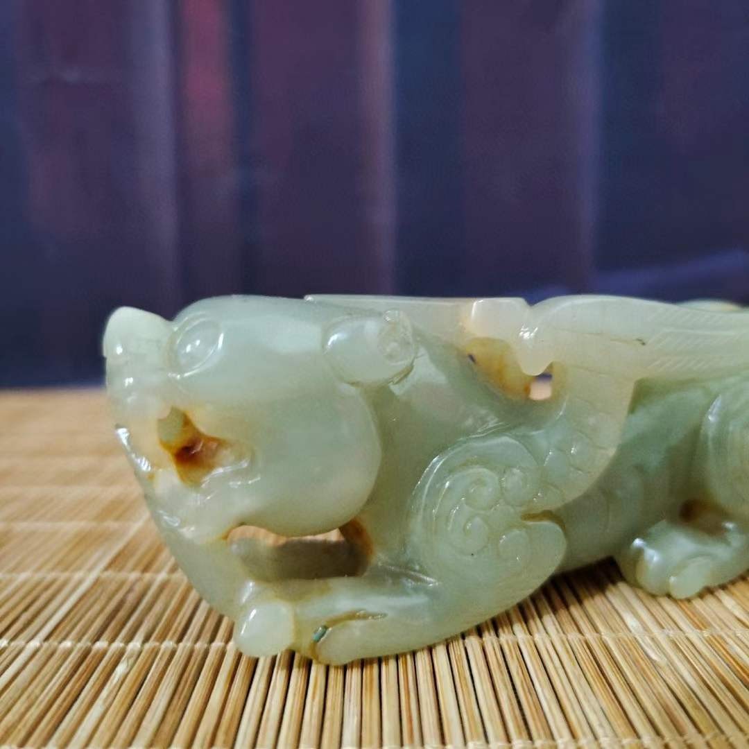 和田玉瑞兽摆件，选料上乘，造型独特，沁色完美，玉质温润细腻，收藏佳品