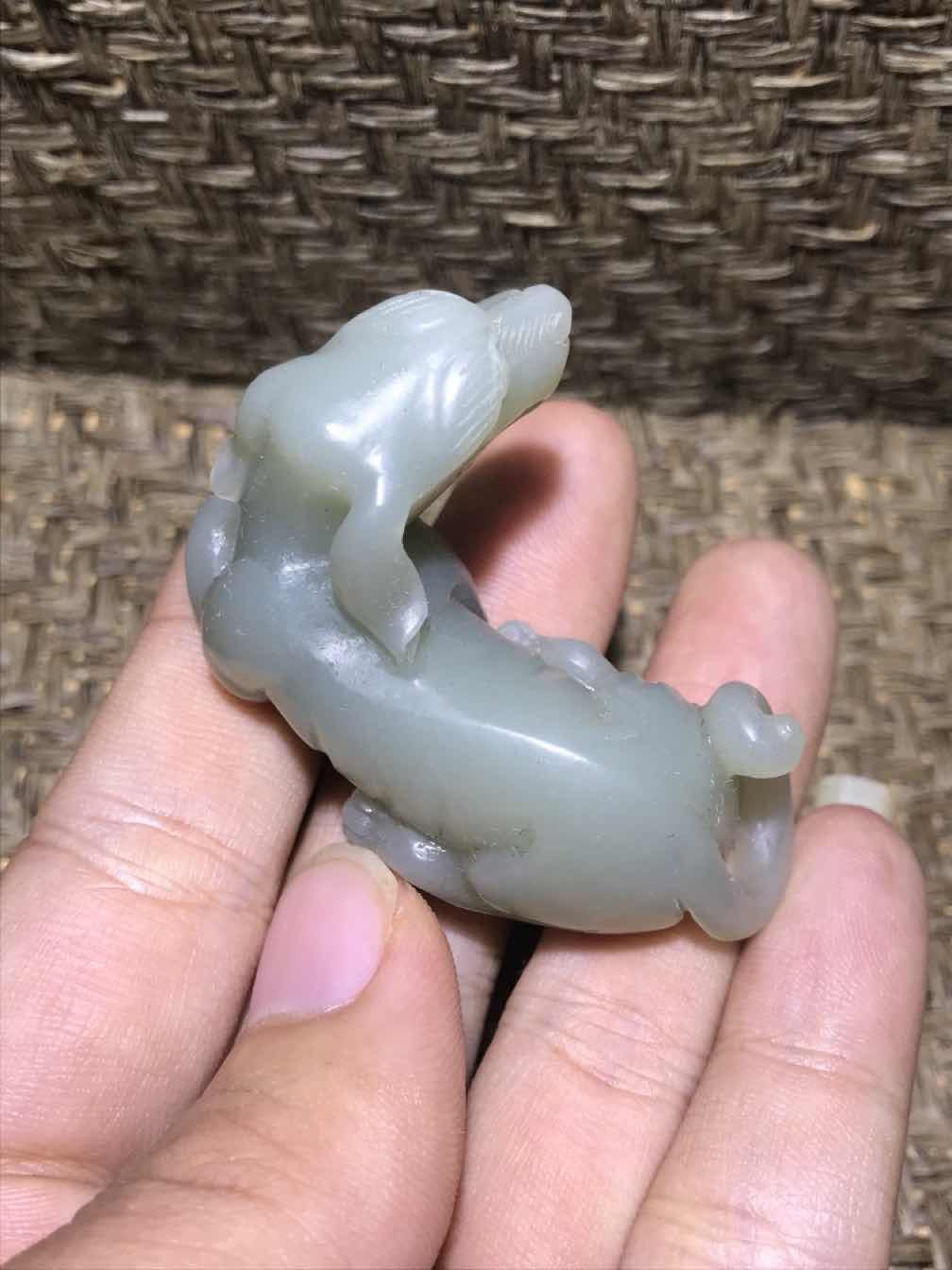 精美高油润和田玉青白籽料雕刻忠犬把件(吊坠)一个！